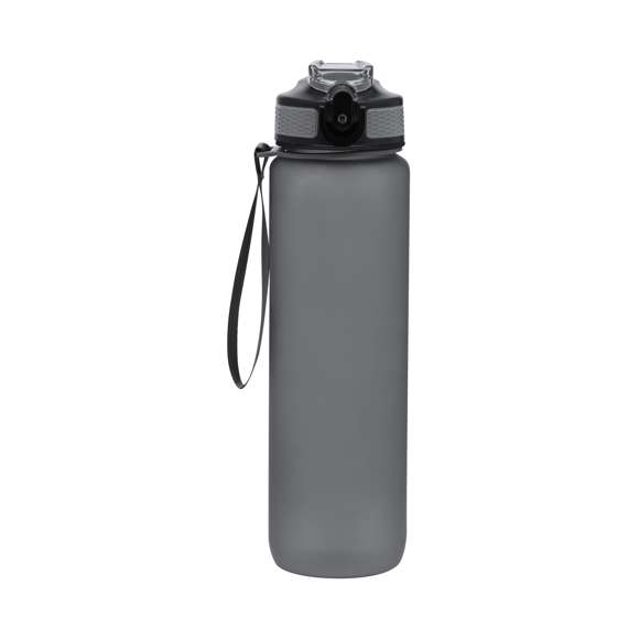 Bidón de 1L de capacidad, fabricado en resistente PETG y en acabado translúcido mate.Con indicador de capacidad en litros y onzas, junto con frases motivadoras que invitan a mantener una adecuada hidratación. Con tapón negro de rosca. Incluye dosificador con cierre de seguridad y cómoda cinta de transporte. Libre de BPA.