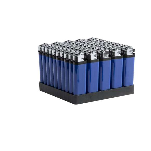 Encendedor a gas de mecanismo de piedra. Con protección infantil y regulador de llama. Disponible en variada gama de colores de acabado sólido. Servidos en bandejas de 50 unidades del mismo color.