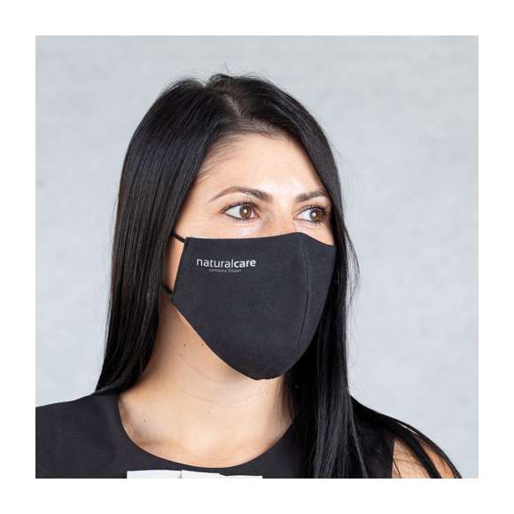 Mascarilla higiénica reutilizable Talla S, medida ideal para mujer y adolescentes. Fabricada en algodón y poliéster.  Capa exterior en algodón/poliéster. Forro interior 100% algodón.  Costura frontal ergonómica para un cómodo ajuste y confortables cintas elásticas para las orejas en tejido hipoalergénico, con certificación OEKO-TEX Clase I.  Libre de Grafeno.  Para uso personal.  Analizada y fabricada de acuerdo al estándar europeo UNE-CWA 17553:2020. Eficacia de filtración bacteriana: ≥ 90%. Altamente resistente. Se aconseja lavar a 60ºC.