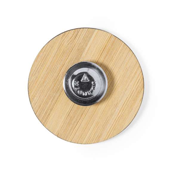 Pin de línea nature, hecho en bambú procedente de cortes naturales. De fabricación europea y disponible en diseños circular y cuadrado, con pin magnético.