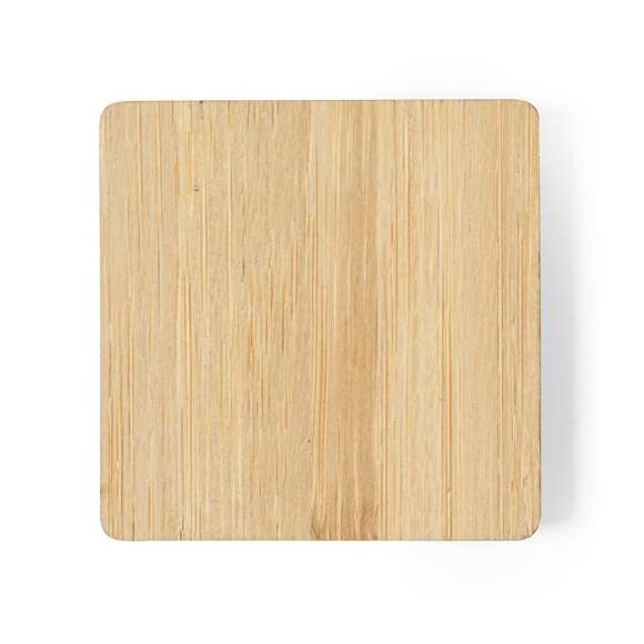 Pin de línea nature, hecho en bambú procedente de cortes naturales. De fabricación europea y disponible en diseños circular y cuadrado, con pin magnético.