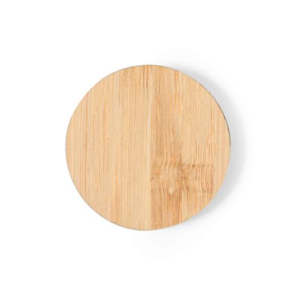 Pin de línea nature, hecho en bambú procedente de cortes naturales. De fabricación europea y disponible en diseños circular y cuadrado, con pin magnético.