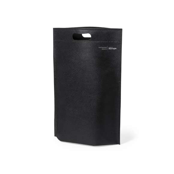 Bolsa de línea nature, fabricada en non-woven reciclado de 70g/m2. De fabricación europea, con acabado termosellado, fuelle en la base, asa reforzada troquelada y distintivo eco/made in sobre la bolsa.