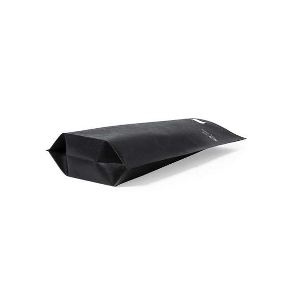 Bolsa de línea nature, fabricada en non-woven reciclado de 70g/m2. De fabricación europea, con acabado termosellado, fuelle en la base, asa reforzada troquelada y distintivo eco/made in sobre la bolsa.