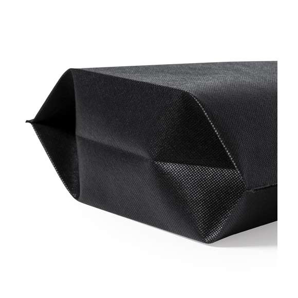 Bolsa de línea nature, fabricada en non-woven reciclado de 70g/m2. De fabricación europea, con acabado termosellado, fuelle en la base, asa reforzada troquelada y distintivo eco/made in sobre la bolsa.