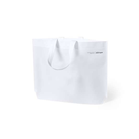 Bolsa de línea nature, fabricada en non-woven reciclado de 70g/m2. De fabricación europea, con acabado termosellado, con fuelle, asas largas y distintivo eco/made in sobre la bolsa.