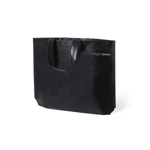 Bolsa de línea nature, fabricada en non-woven reciclado de 70g/m2. De fabricación europea, con acabado termosellado, con fuelle, asas largas y distintivo eco/made in sobre la bolsa.