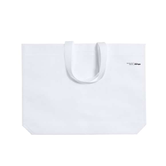 Bolsa de línea nature, fabricada en non-woven reciclado de 70g/m2. De fabricación europea, con acabado termosellado, con fuelle, asas largas y distintivo eco/made in sobre la bolsa.