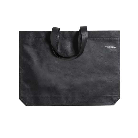 Bolsa de línea nature, fabricada en non-woven reciclado de 70g/m2. De fabricación europea, con acabado termosellado, con fuelle, asas largas y distintivo eco/made in sobre la bolsa.
