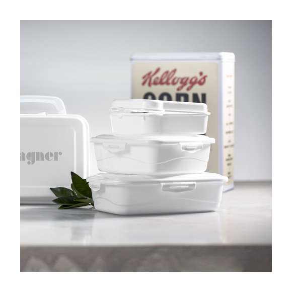  	Fiambrera de 1L de capacidad, hecha en PP de color blanco. De fabricación europea y con certificación Food Grade, garantizando la seguridad cuando los alimentos entran en contacto con el material usado para fabricar el producto. Formato rectangular, con cierre de seguridad en todos sus lados.