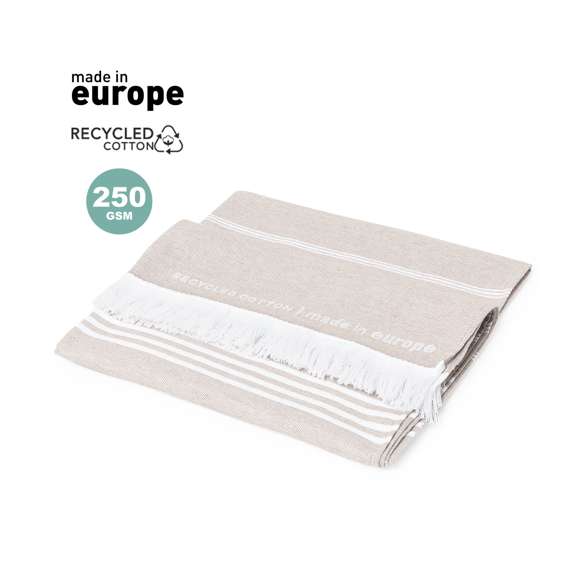 Pareo toalla 2 en 1 de línea nature y acabado color tierra. De fabricación europea y en combinación de algodón reciclado y poliéster de 250g/m2. Con certificación GRS (Global Recycled Standard / Estándar de Reciclaje Global) que acredita el origen reciclado del material usado en la fabricación del producto. Tamaño 150 x 80 cm.