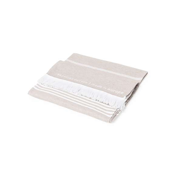 Pareo toalla 2 en 1 de línea nature y acabado color tierra. De fabricación europea y en combinación de algodón reciclado y poliéster de 250g/m2. Con certificación GRS (Global Recycled Standard / Estándar de Reciclaje Global) que acredita el origen reciclado del material usado en la fabricación del producto. Tamaño 150 x 80 cm.