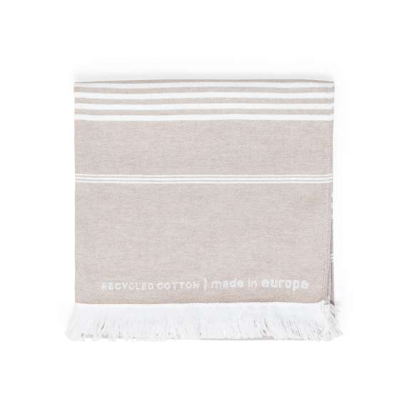 Pareo toalla 2 en 1 de línea nature y acabado color tierra. De fabricación europea y en combinación de algodón reciclado y poliéster de 250g/m2. Con certificación GRS (Global Recycled Standard / Estándar de Reciclaje Global) que acredita el origen reciclado del material usado en la fabricación del producto. Tamaño 150 x 80 cm.