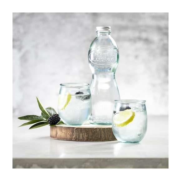 Botella de línea nature de 1l de capacidad, con tapón a rosca metálico. De fabricación europea y hecha en vidrio reciclado con acreditación GRS (Global Recycled Standard / Estándar de Reciclaje Global), que garantiza el origen reciclado del material usado para fabricar el producto. Presentado en estuche de cartón reciclado con ventana.