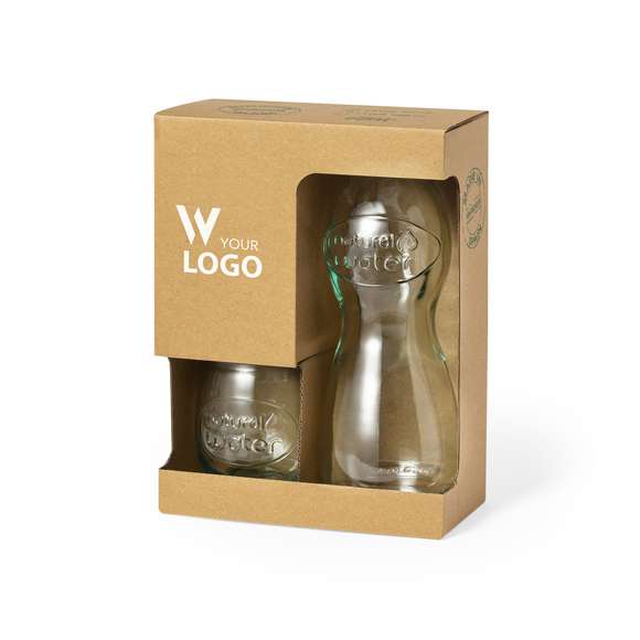 Set de de línea nature de 2 vasos de 400 ml y una botella de 1l. De fabricación europea y hechos en vidrio reciclado GRS. Botella con tapón a rosca metálico. Set presentado en estuche de cartón reciclado con ventana.  La certificación GRS (Global Recycled Standard / Estándar de Reciclaje Global), garantiza el origen reciclado del material usado para fabricar el producto.