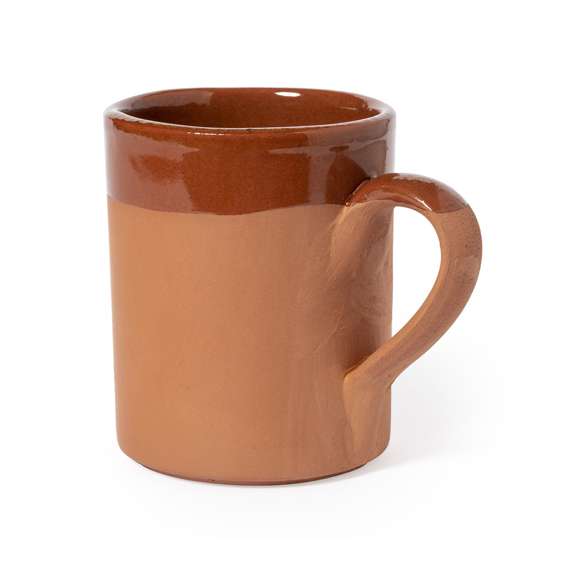 Taza de diseño clásico de 330 ml y diseño recto. De fabricación europea y hecha en barro, que tanto por su origen natural como por sus procesos de transformación artesanales en la industria de la alfarería, se convierte en una de las opciones más sostenibles, además de ser altamente reciclable. Con contraste de acabados natural y esmaltado. Presentada en caja individual de acabado kraft, con distintivo Made in Europe.