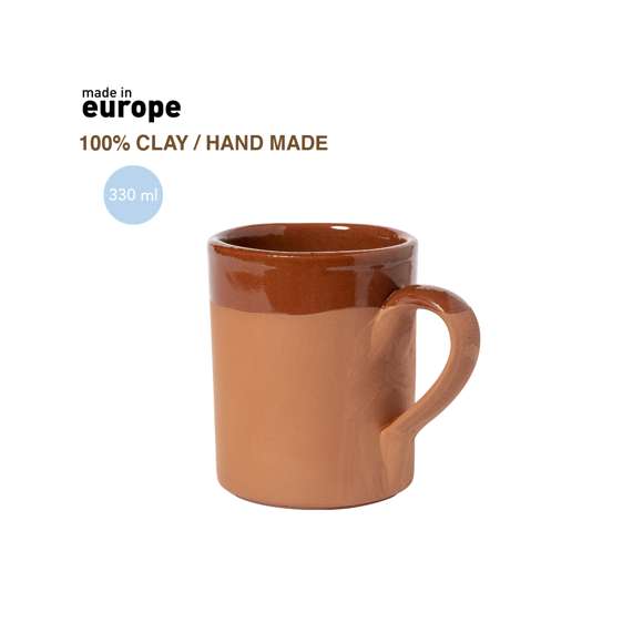 Taza de diseño clásico de 330 ml y diseño recto. De fabricación europea y hecha en barro, que tanto por su origen natural como por sus procesos de transformación artesanales en la industria de la alfarería, se convierte en una de las opciones más sostenibles, además de ser altamente reciclable. Con contraste de acabados natural y esmaltado. Presentada en caja individual de acabado kraft, con distintivo Made in Europe.
