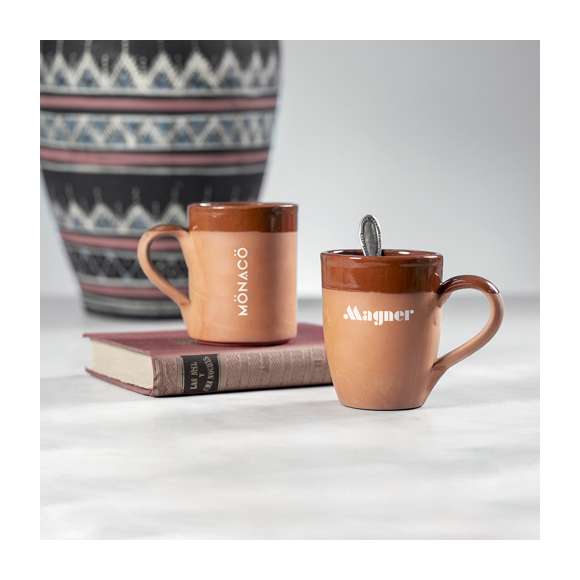 Taza de diseño clásico de 330 ml y diseño recto. De fabricación europea y hecha en barro, que tanto por su origen natural como por sus procesos de transformación artesanales en la industria de la alfarería, se convierte en una de las opciones más sostenibles, además de ser altamente reciclable. Con contraste de acabados natural y esmaltado. Presentada en caja individual de acabado kraft, con distintivo Made in Europe.