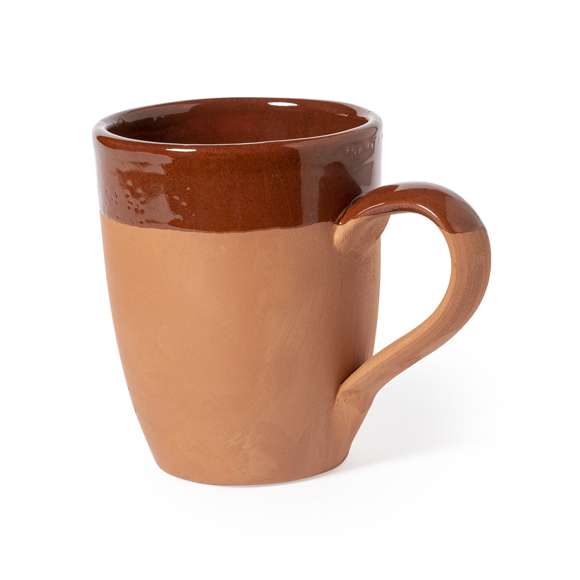 Taza de diseño clásico de 330 ml y diseño curvado. De fabricación europea y hecha en barro, que tanto por su origen natural como por sus procesos de transformación artesanales en la industria de la alfarería, se convierte en una de las opciones más sostenibles, además de ser altamente reciclable. Con contraste de acabados natural y esmaltado. Presentada en caja individual de acabado kraft, con distintivo Made in Europe.