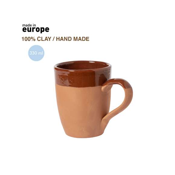 Taza de diseño clásico de 330 ml y diseño curvado. De fabricación europea y hecha en barro, que tanto por su origen natural como por sus procesos de transformación artesanales en la industria de la alfarería, se convierte en una de las opciones más sostenibles, además de ser altamente reciclable. Con contraste de acabados natural y esmaltado. Presentada en caja individual de acabado kraft, con distintivo Made in Europe.