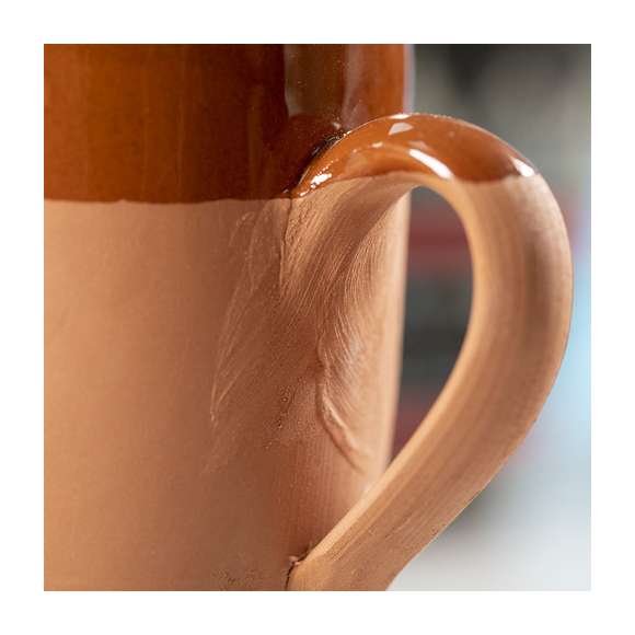 Taza de diseño clásico de 330 ml y diseño curvado. De fabricación europea y hecha en barro, que tanto por su origen natural como por sus procesos de transformación artesanales en la industria de la alfarería, se convierte en una de las opciones más sostenibles, además de ser altamente reciclable. Con contraste de acabados natural y esmaltado. Presentada en caja individual de acabado kraft, con distintivo Made in Europe.