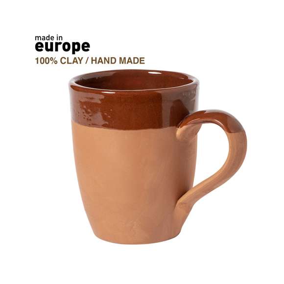 Taza de diseño clásico de 330 ml y diseño curvado. De fabricación europea y hecha en barro, que tanto por su origen natural como por sus procesos de transformación artesanales en la industria de la alfarería, se convierte en una de las opciones más sostenibles, además de ser altamente reciclable. Con contraste de acabados natural y esmaltado. Presentada en caja individual de acabado kraft, con distintivo Made in Europe.