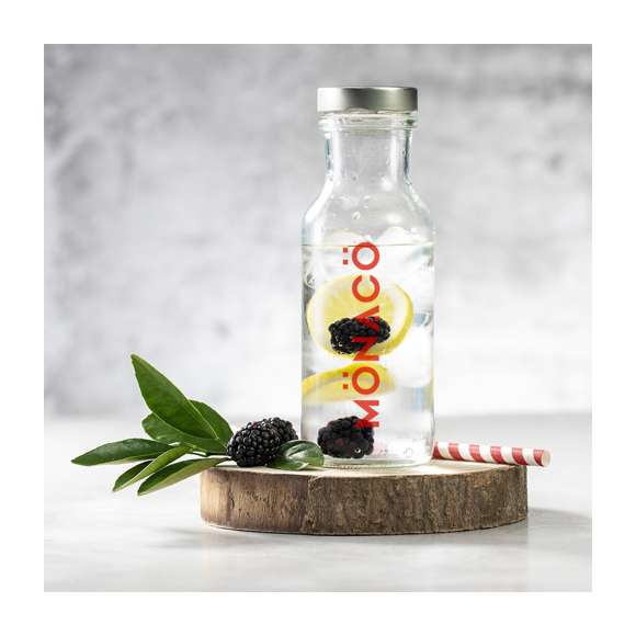 Botella de línea nature de 785ml de capacidad, con tapón a rosca metálico. De fabricación europea y presentada en caja de cartón reciclado con distintivo Made in Europe.