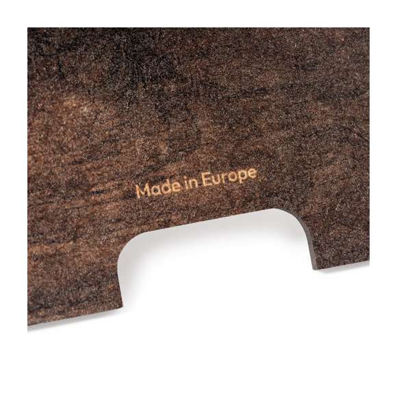 Soporte para smartphone con diseño árbol de navidad, fabricado en madera natural y de original acabado bicolor. De fácil montaje y con distintivo Made In Europe.