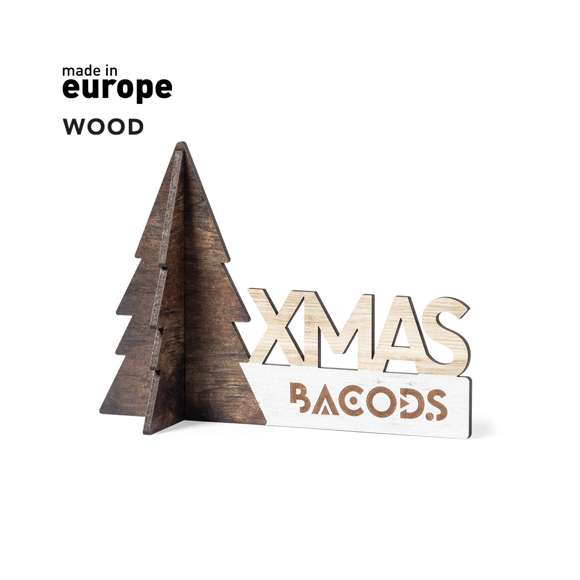 Adorno navideño con diseño árbol de navidad, fabricado en madera natural, con texto XMAS troquelado y de original acabado bicolor. Amplia superficie de marcaje, fácil montaje y distintivo Made In Europe.
