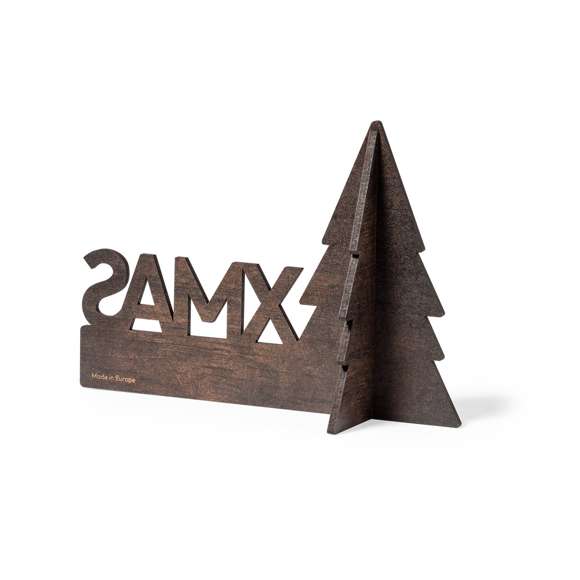 Adorno navideño con diseño árbol de navidad, fabricado en madera natural, con texto XMAS troquelado y de original acabado bicolor. Amplia superficie de marcaje, fácil montaje y distintivo Made In Europe.