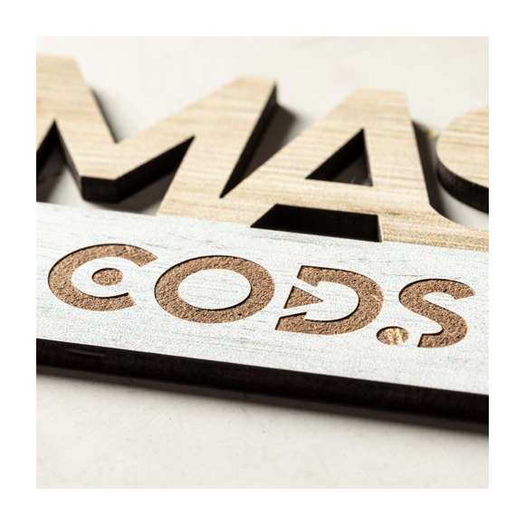Adorno navideño con diseño árbol de navidad, fabricado en madera natural, con texto XMAS troquelado y de original acabado bicolor. Amplia superficie de marcaje, fácil montaje y distintivo Made In Europe.