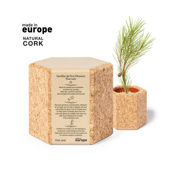 Maceta de línea nature con semillas de pino. Incluye sustrato, tiesto y viene presentada en un original recipiente de corcho natural. Incluye instrucciones de plantado y distintivo Made In Europe.
