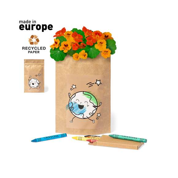 Maceta de línea nature con semillas de capuchina. Presentada en sobre de papel reciclado de diseño, con caja interior de 6 ceras para colorear en estuche de cartón reciclado. Un gadget ecológico que combina el cuidado del medio ambiente con la diversión de colorear.