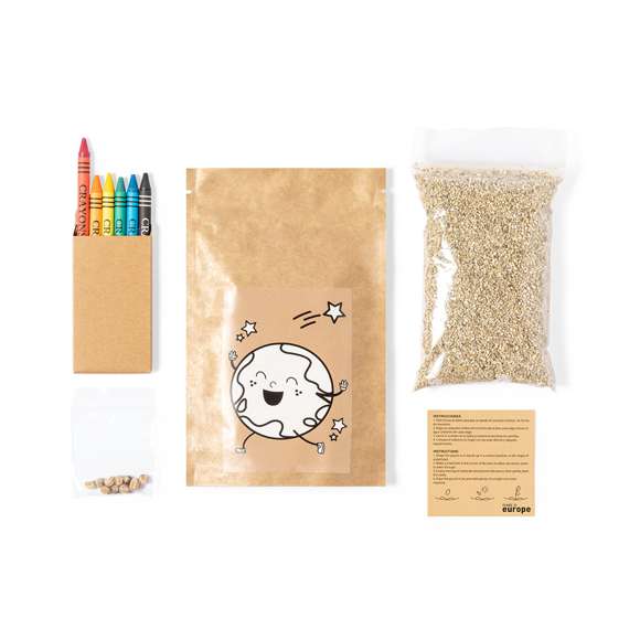 Maceta de línea nature con semillas de capuchina. Presentada en sobre de papel reciclado de diseño, con caja interior de 6 ceras para colorear en estuche de cartón reciclado. Un gadget ecológico que combina el cuidado del medio ambiente con la diversión de colorear.