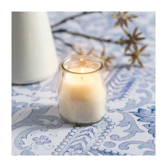  	Vela aromática en tarro de cristal, disponible en aromas variados: blanco vainilla  rojo frutas del bosque  azul océano y verde musgo. Con distintivo Made In Europe.
