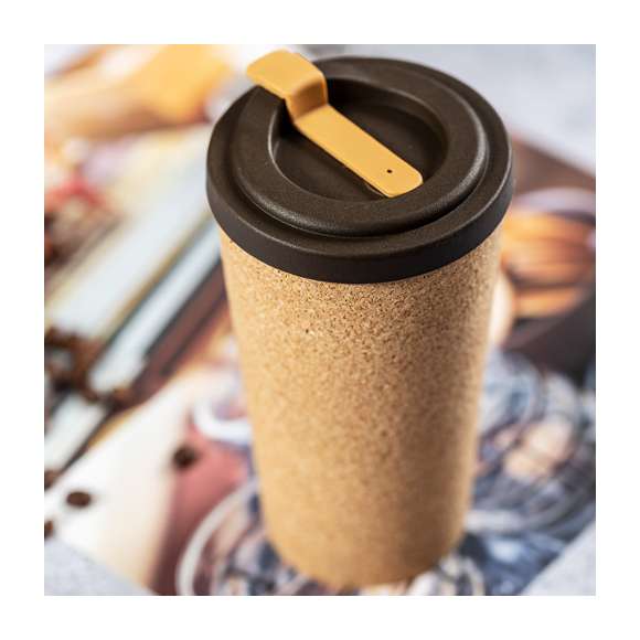 Vaso térmico de sobremesa fabricado con corcho natural de 500 ml de capacidad. Con interior y tapa abrefácil en resistente PP. Dosificador en tapa incluido y distintivo Made In Europe.