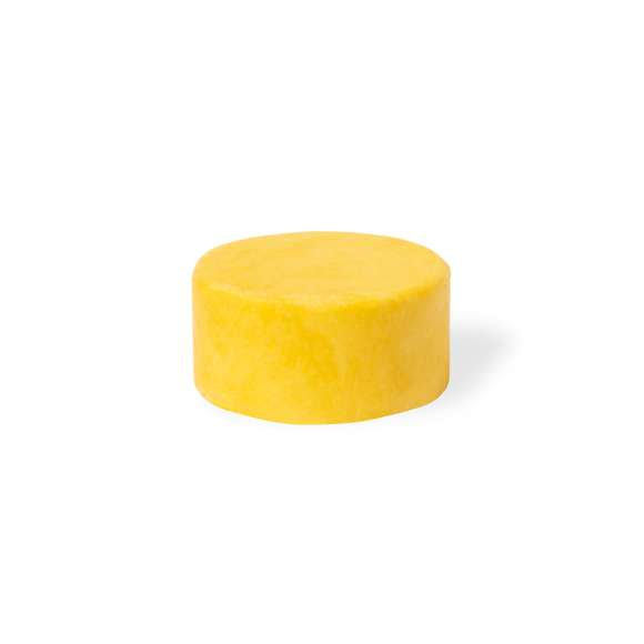 Champú sólido vegano Shikakai de 80 gr, elaborado con una selección de ingredientes activos como la oliva virgen, manteca de karité bio, zanahoria y extractos botánicos de shikakai. Rico en vitamina E, aportando al cabello limpieza, sedosidad y vigor. De agradable fragancia que aporta un estado de placer y bienestar interior. 	 	Presentación en bolsa individual de algodón, con cierre de cordón y etiqueta distintiva. 	 	Dermatológicamente testado y de fabricación europea. 	 	Producto sostenible y 100% vegano, sin ingredientes de procedencia animal. Además, no se han realizado pruebas de estos productos en animales, promoviendo el cuidado y respeto de todos ellos.