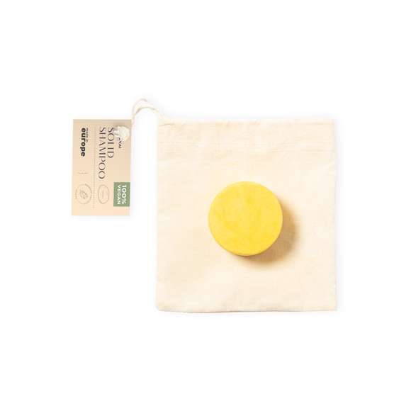 Champú sólido vegano Shikakai de 80 gr, elaborado con una selección de ingredientes activos como la oliva virgen, manteca de karité bio, zanahoria y extractos botánicos de shikakai. Rico en vitamina E, aportando al cabello limpieza, sedosidad y vigor. De agradable fragancia que aporta un estado de placer y bienestar interior. 	 	Presentación en bolsa individual de algodón, con cierre de cordón y etiqueta distintiva. 	 	Dermatológicamente testado y de fabricación europea. 	 	Producto sostenible y 100% vegano, sin ingredientes de procedencia animal. Además, no se han realizado pruebas de estos productos en animales, promoviendo el cuidado y respeto de todos ellos.