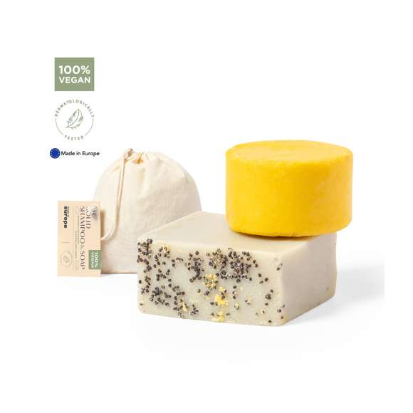 Set vegano de jabón y champú sólidos. Contenido: 	 	Pastilla de jabón botánico de 50 gr, elaborada con ingredientes de cultivo ecológico. Con propiedades reguladoras y purificantes. 	 	Champú sólido Shikakai de 30 gr, elaborado con una selección de ingredientes activos como la oliva virgen, manteca de karité bio, zanahoria y extractos botánicos de shikakai. Rico en vitamina E, aportando al cabello limpieza, sedosidad y vigor. De agradable fragancia que aporta un estado de placer y bienestar interior. 	 	Presentación en bolsa individual de algodón, con cierre de cordón y etiqueta distintiva. 	 	Dermatológicamente testado y de fabricación europea. 	 	Producto sostenible y 100% vegano, sin ingredientes de procedencia animal. Además, no se han realizado pruebas de estos productos en animales, promoviendo el cuidado y respeto de todos ellos.
