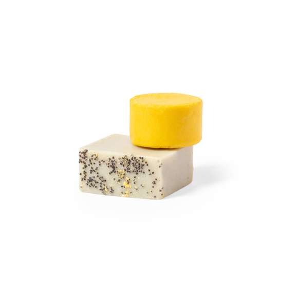 Set vegano de jabón y champú sólidos. Contenido: 	 	Pastilla de jabón botánico de 50 gr, elaborada con ingredientes de cultivo ecológico. Con propiedades reguladoras y purificantes. 	 	Champú sólido Shikakai de 30 gr, elaborado con una selección de ingredientes activos como la oliva virgen, manteca de karité bio, zanahoria y extractos botánicos de shikakai. Rico en vitamina E, aportando al cabello limpieza, sedosidad y vigor. De agradable fragancia que aporta un estado de placer y bienestar interior. 	 	Presentación en bolsa individual de algodón, con cierre de cordón y etiqueta distintiva. 	 	Dermatológicamente testado y de fabricación europea. 	 	Producto sostenible y 100% vegano, sin ingredientes de procedencia animal. Además, no se han realizado pruebas de estos productos en animales, promoviendo el cuidado y respeto de todos ellos.