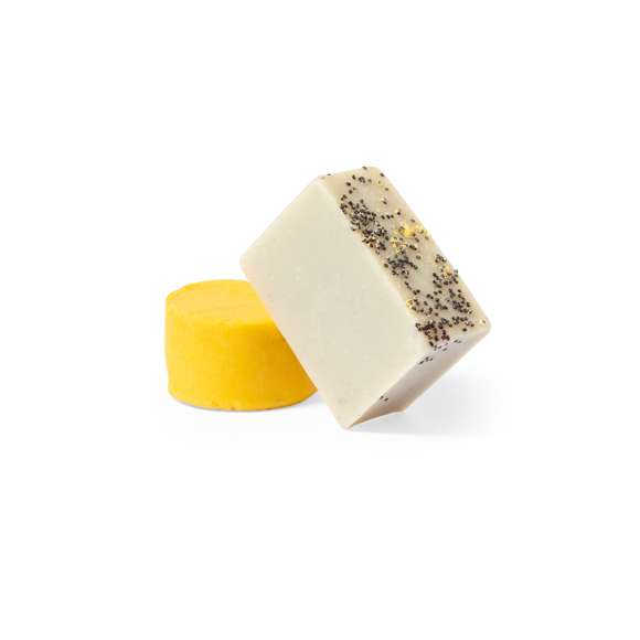 Set vegano de jabón y champú sólidos. Contenido: 	 	Pastilla de jabón botánico de 50 gr, elaborada con ingredientes de cultivo ecológico. Con propiedades reguladoras y purificantes. 	 	Champú sólido Shikakai de 30 gr, elaborado con una selección de ingredientes activos como la oliva virgen, manteca de karité bio, zanahoria y extractos botánicos de shikakai. Rico en vitamina E, aportando al cabello limpieza, sedosidad y vigor. De agradable fragancia que aporta un estado de placer y bienestar interior. 	 	Presentación en bolsa individual de algodón, con cierre de cordón y etiqueta distintiva. 	 	Dermatológicamente testado y de fabricación europea. 	 	Producto sostenible y 100% vegano, sin ingredientes de procedencia animal. Además, no se han realizado pruebas de estos productos en animales, promoviendo el cuidado y respeto de todos ellos.