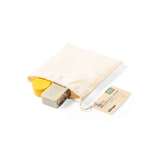 Set vegano de jabón y champú sólidos. Contenido: 	 	Pastilla de jabón botánico de 50 gr, elaborada con ingredientes de cultivo ecológico. Con propiedades reguladoras y purificantes. 	 	Champú sólido Shikakai de 30 gr, elaborado con una selección de ingredientes activos como la oliva virgen, manteca de karité bio, zanahoria y extractos botánicos de shikakai. Rico en vitamina E, aportando al cabello limpieza, sedosidad y vigor. De agradable fragancia que aporta un estado de placer y bienestar interior. 	 	Presentación en bolsa individual de algodón, con cierre de cordón y etiqueta distintiva. 	 	Dermatológicamente testado y de fabricación europea. 	 	Producto sostenible y 100% vegano, sin ingredientes de procedencia animal. Además, no se han realizado pruebas de estos productos en animales, promoviendo el cuidado y respeto de todos ellos.