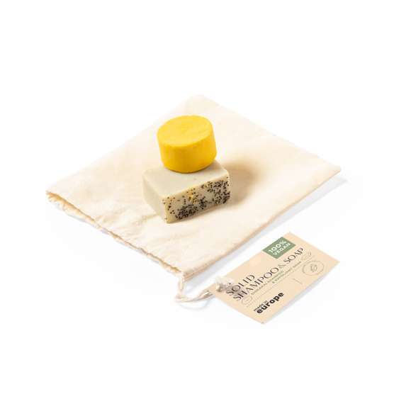 Set vegano de jabón y champú sólidos. Contenido: 	 	Pastilla de jabón botánico de 50 gr, elaborada con ingredientes de cultivo ecológico. Con propiedades reguladoras y purificantes. 	 	Champú sólido Shikakai de 30 gr, elaborado con una selección de ingredientes activos como la oliva virgen, manteca de karité bio, zanahoria y extractos botánicos de shikakai. Rico en vitamina E, aportando al cabello limpieza, sedosidad y vigor. De agradable fragancia que aporta un estado de placer y bienestar interior. 	 	Presentación en bolsa individual de algodón, con cierre de cordón y etiqueta distintiva. 	 	Dermatológicamente testado y de fabricación europea. 	 	Producto sostenible y 100% vegano, sin ingredientes de procedencia animal. Además, no se han realizado pruebas de estos productos en animales, promoviendo el cuidado y respeto de todos ellos.