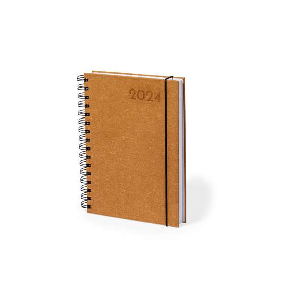 Agenda de tamaño A5 fabricada en elegante y sostenible cuero reciclado. Con cubiertas rígidas y elástico de cierre. Con distintivo cuero reciclado.Diseño página día, zona de anotaciones por día y páginas con esquina troquelada para marcar el día. En 2 idiomas: castellano e inglés. Presentado en caja kraft. El cuero reciclado rescata las fibras desechadas en los procesos de fabricación del cuero, minimizando el desperdicio de material, contribuyendo a reducir el impacto ambiental y manteniendo a la vez sus propiedades originales.