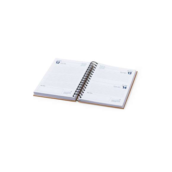 Agenda de tamaño A5 fabricada en elegante y sostenible cuero reciclado. Con cubiertas rígidas y elástico de cierre. Con distintivo cuero reciclado.Diseño página día, zona de anotaciones por día y páginas con esquina troquelada para marcar el día. En 2 idiomas: castellano e inglés. Presentado en caja kraft. El cuero reciclado rescata las fibras desechadas en los procesos de fabricación del cuero, minimizando el desperdicio de material, contribuyendo a reducir el impacto ambiental y manteniendo a la vez sus propiedades originales.