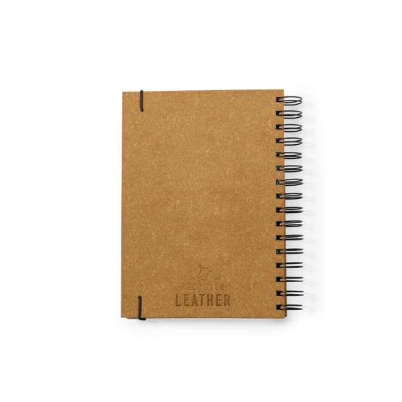 Agenda de tamaño A5 fabricada en elegante y sostenible cuero reciclado. Con cubiertas rígidas y elástico de cierre. Con distintivo cuero reciclado.Diseño página día, zona de anotaciones por día y páginas con esquina troquelada para marcar el día. En 2 idiomas: castellano e inglés. Presentado en caja kraft. El cuero reciclado rescata las fibras desechadas en los procesos de fabricación del cuero, minimizando el desperdicio de material, contribuyendo a reducir el impacto ambiental y manteniendo a la vez sus propiedades originales.