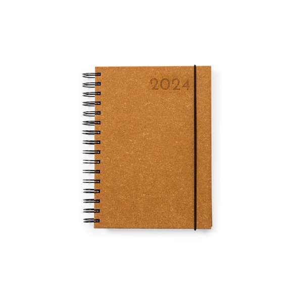 Agenda de tamaño A5 fabricada en elegante y sostenible cuero reciclado. Con cubiertas rígidas y elástico de cierre. Con distintivo cuero reciclado.Diseño página día, zona de anotaciones por día y páginas con esquina troquelada para marcar el día. En 2 idiomas: castellano e inglés. Presentado en caja kraft. El cuero reciclado rescata las fibras desechadas en los procesos de fabricación del cuero, minimizando el desperdicio de material, contribuyendo a reducir el impacto ambiental y manteniendo a la vez sus propiedades originales.