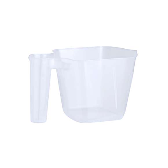 Jarra medidora de 1L fabricada en resistente PP transparente, con asa medidora integrada. Compartimento principal de 1 litro de capacidad, con medidor lateral en tramos en 50 ml. Asa para tomas más precisas, con medidor lateral en tramos de 5 ml. Vertedor para evitar derrames en ambos recipientes.
