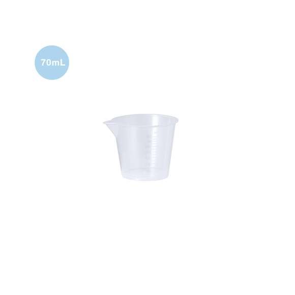 Vaso medidor de 70 ml fabricado en resistente PP transparente. Con medidor lateral en tramos de 10 ml y vertedor en el borde para evitar derrames.