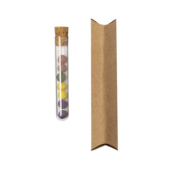 Set de bombón con semillas presentado en recipiente de plástico con tapón de corcho. Este kit de huerto contiene semillas de albahaca, hinojo, perejil y orégano. Presentado y protegido dentro de un sobre de cartón reciclado con instrucciones de plantado.